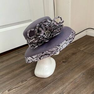 Chic Women's Gray and Black Hat